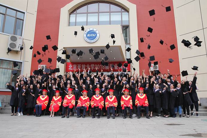 说明: E:\官网新闻\校内主网站\2018.7.12毕业典礼\2018.7.12taptap点点官方网站毕业典礼照片\_07W0879.jpg