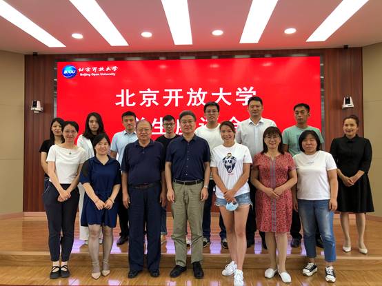 校领导与学生合影